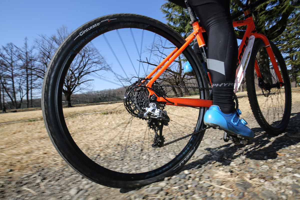 砂利道などハードパックのドライコンディションに向くピレリ CINTURATO GRAVEL HARD