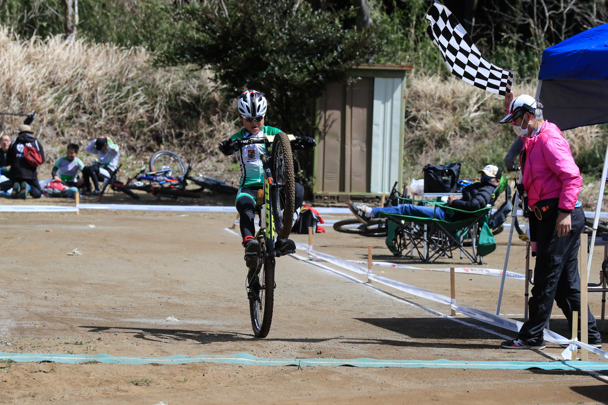 キッズレース高学年で優勝した 中仙道侑毅君は見事なウィリーフィニッシュを決めた!
