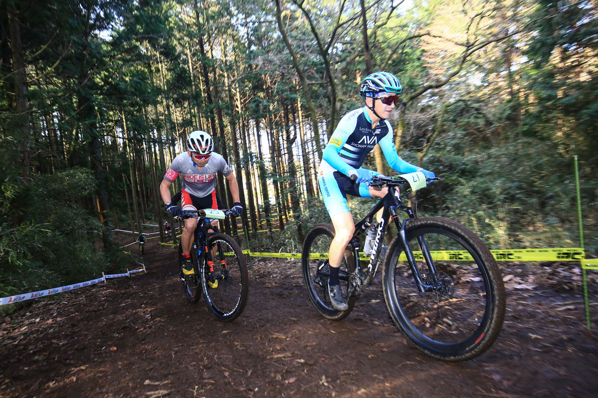 マスター男子は山崎雅典(AVA)と羽鳥和重(cycleclub3UP)の激しいバトルに