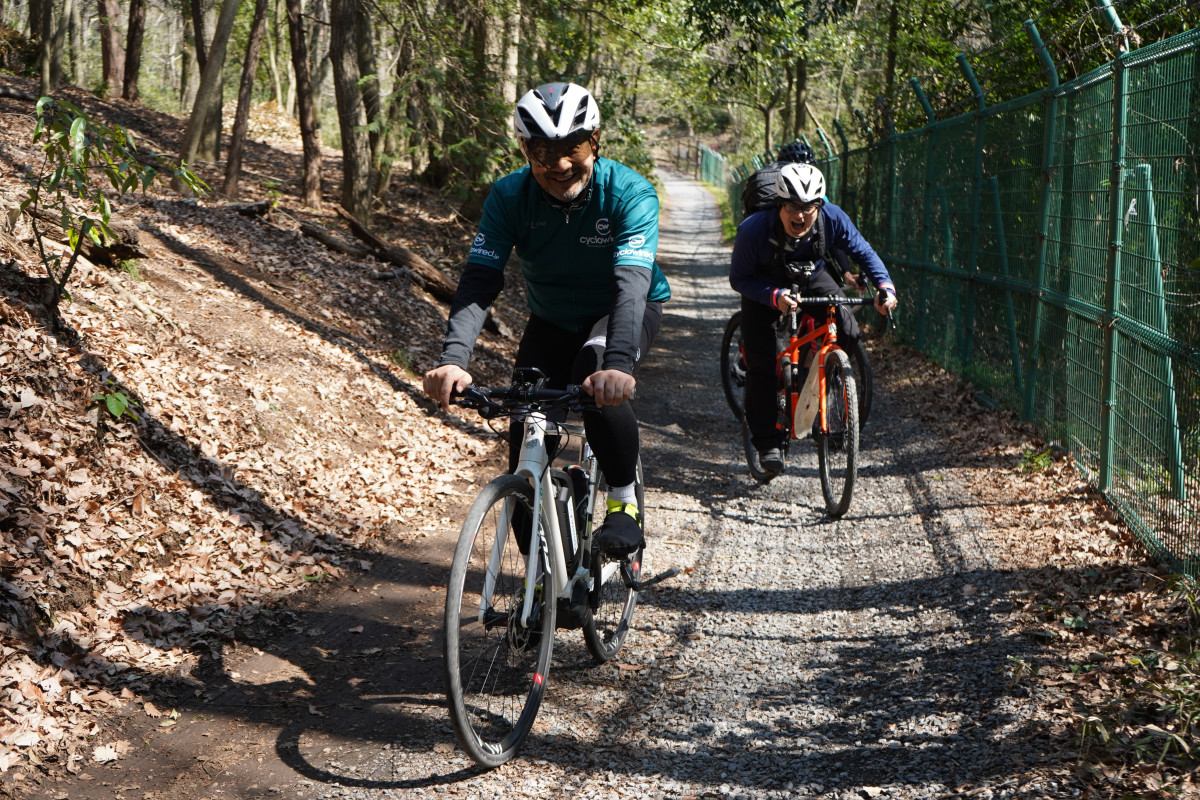 ちょっとした登りでもE-BIKEに乗る会長の笑顔といったら!