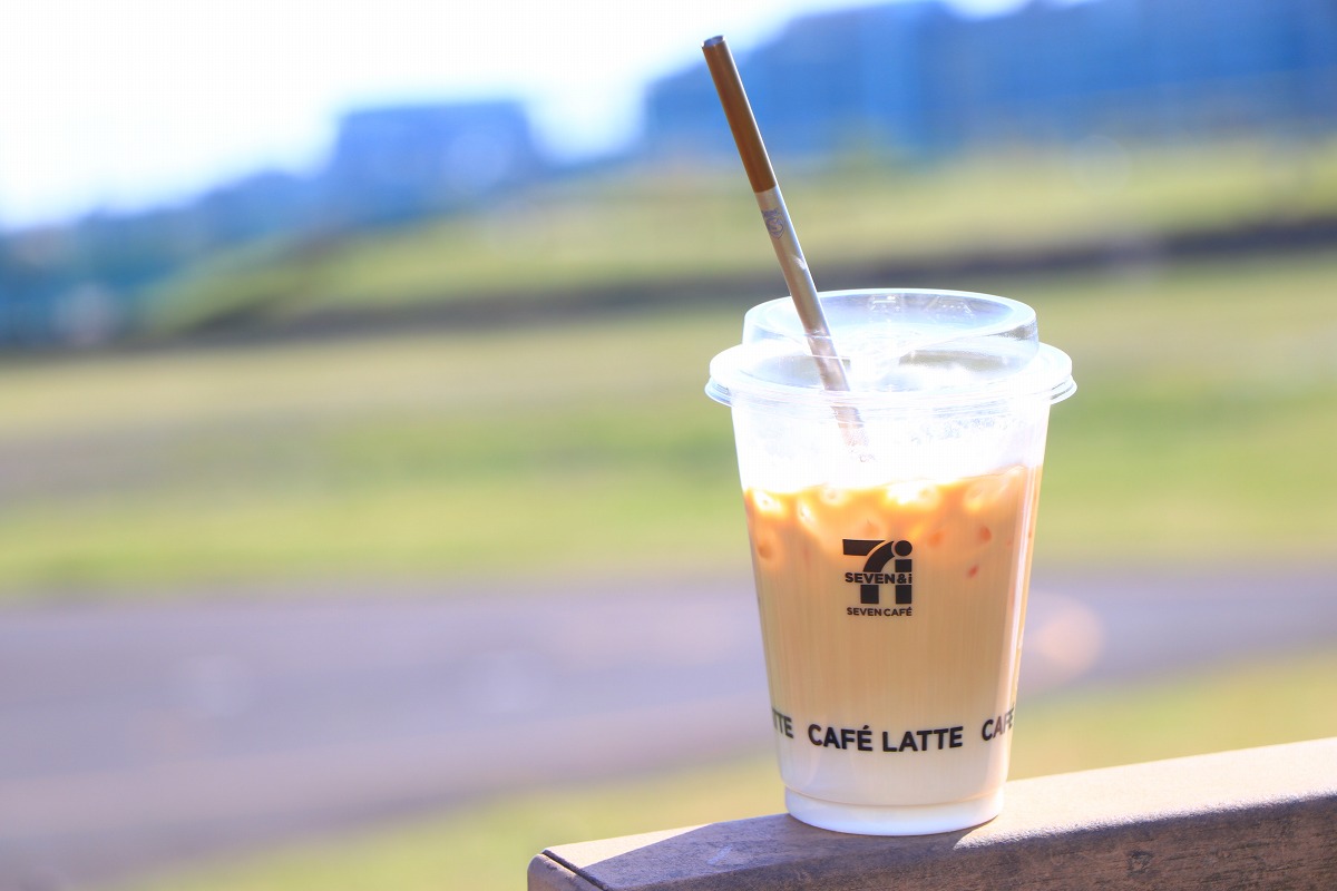 シリカ TITAN STRAW w/711カフェラテ 高級感が10倍増しである。 セブンカフェのロゴが無ければコピ・ルアクのカフェラテと言われても信じるレベル