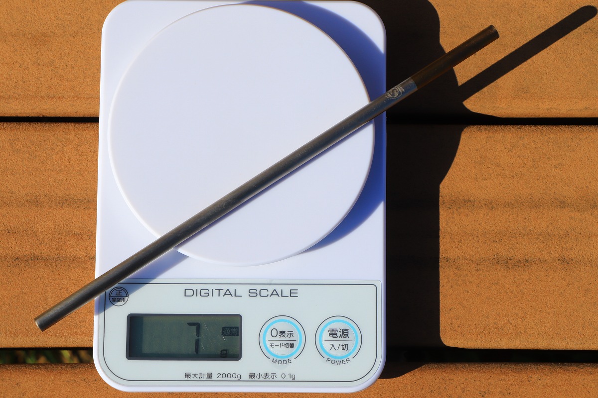 チタンストローは7g 放つオーラに比べると驚くばかりの軽量性 もちろん紙ストローが7本束になってもかなわない剛性を持っている。3本の矢は折れないかもしれないが、7本の紙ストローはチタンストローに手も足も出ない