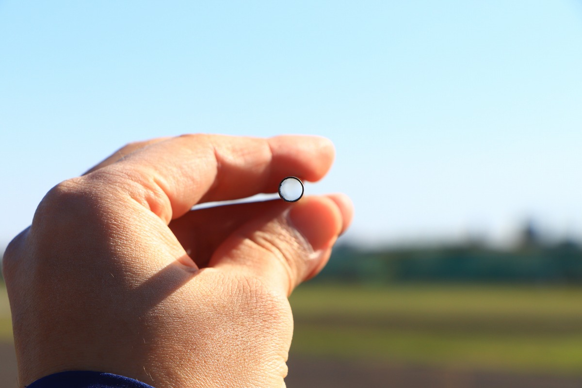 厚さ0.35mmと極薄のチタンチューブ。 ストローのために選ばれたかのような寸法だ。