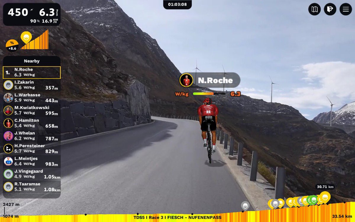 独走でヌフェネン峠を駆け上がるニコラス・ロッシュ(アイルランド、サンウェブ)