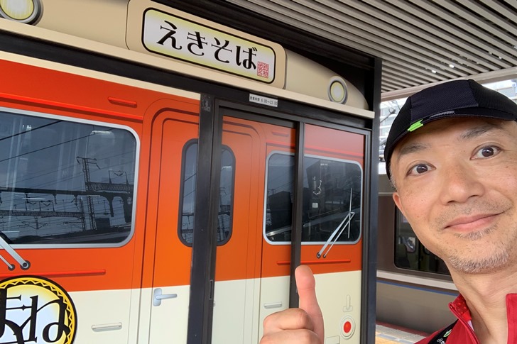 キハ58がいる!と思ったら、姫路駅ホームの駅そば店『まねき』がリニューアルされて面白い事になっている(笑)