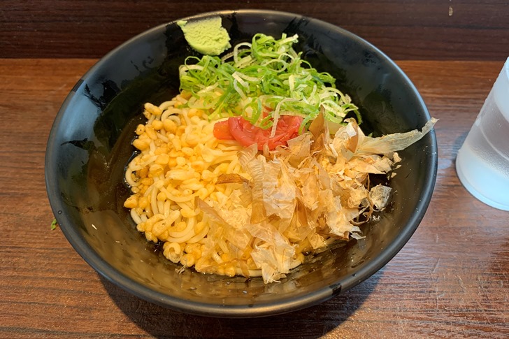 今回は夏季限定「冷やし梅カツオ えきそば」を注文!いつもながら中華麺(風)に和風だしと言うのが意外と合う(*^^*)