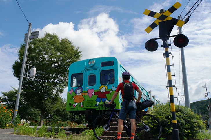 鍛冶屋線『市原駅』跡にも、キハ30系気動車が保存されていました!こちらは楽しげなペイントがされていてこれはこれで良しかと…