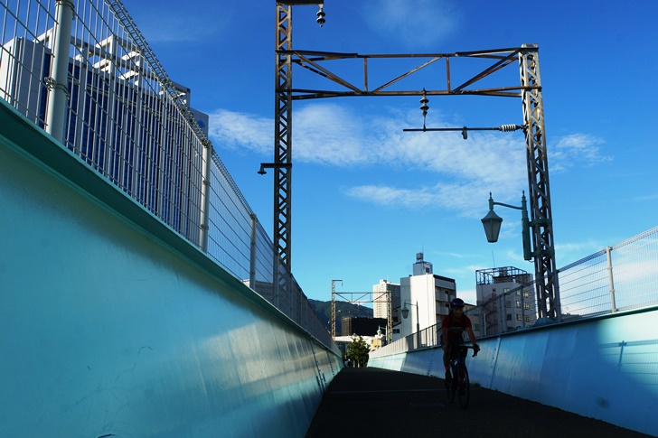 街のど真ん中に整備された『JR貨物臨港線廃線跡散歩道』は架線柱もそのまま残されていて廃線ムードたっぷり!