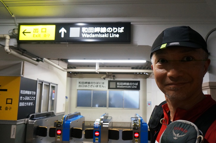 兵庫駅改札内にある和田岬線のりば。この先で何が見れるのかドキドキワクワクの瞬間です!
