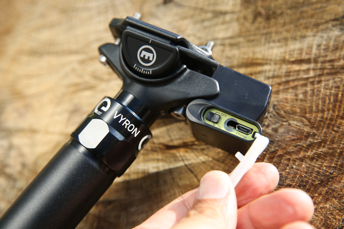 マイクロUSBによる給電ポートと電源のON/OFFスイッチが防水カバーに隠れる