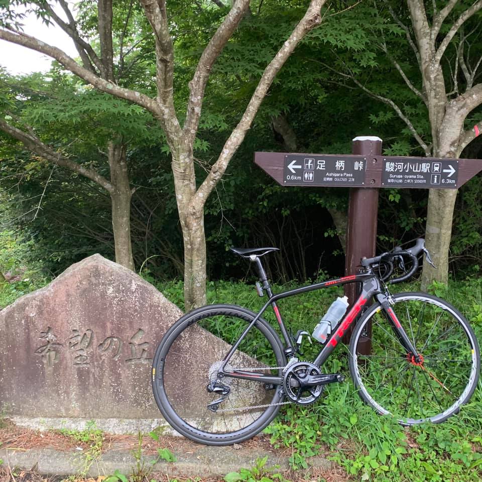 石井祥平(アーティファクトレーシングチーム)の愛車、トレックMADONE。前輪には慎重を期してアルミホイールを選択した