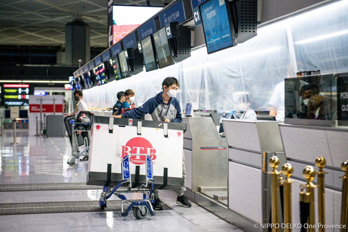 ひとけのない静かな国際空港のカウンターにてチェックインをする石上優大。プロ1年目、まったく予想できなかった事態となったが、前向きな気持ちで第二の故郷フランスへ!