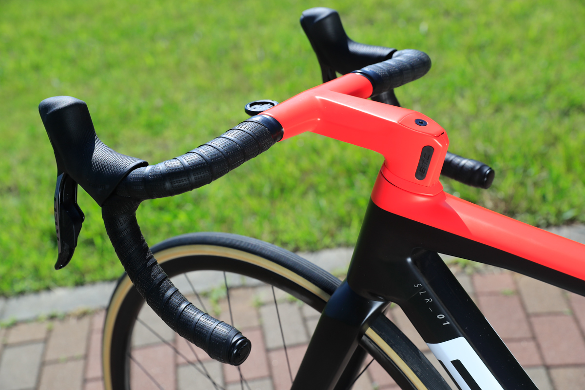 僅か305gに抑えられたICS carbon cockpit