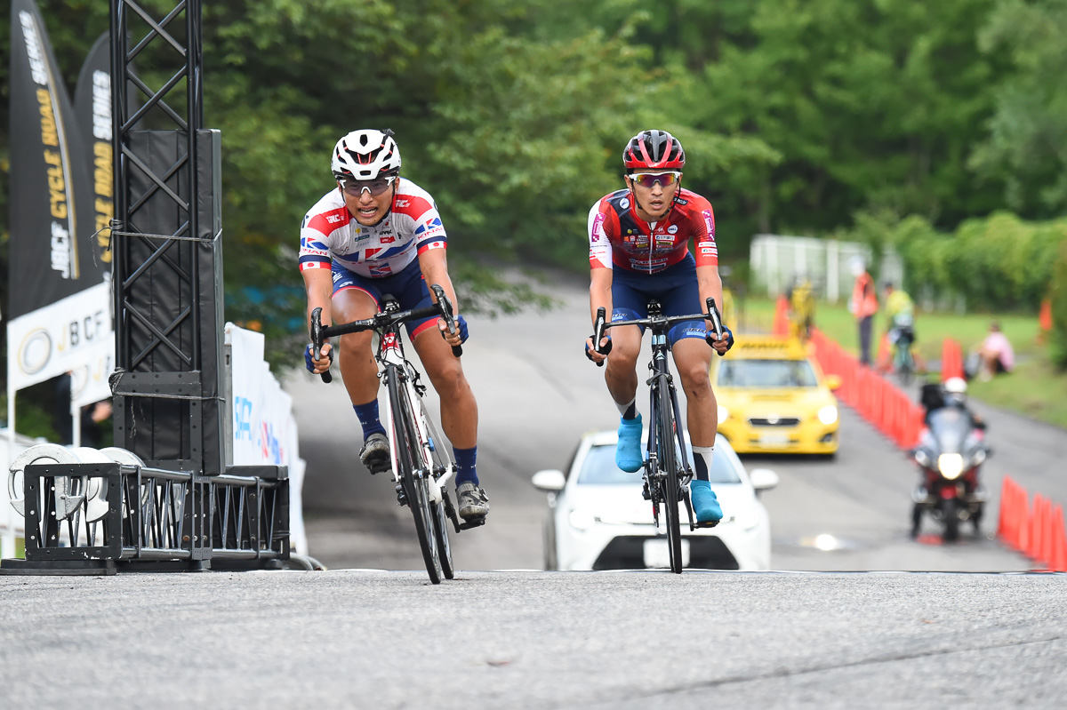 スプリント勝負を制した山本元喜(キナンサイクリングチーム)が優勝