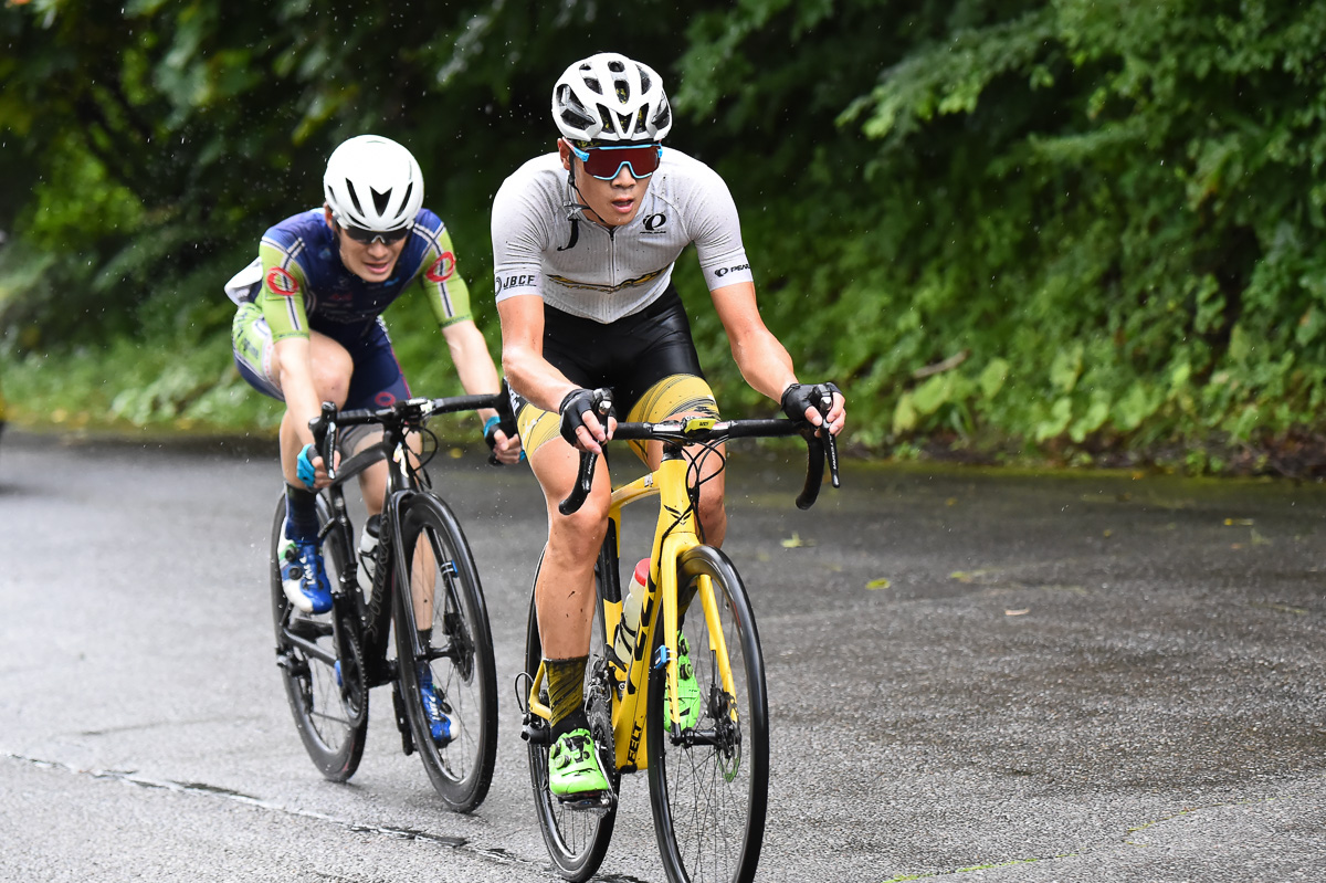 レース中盤、織田聖(弱虫ペダルサイクリングチーム)と佐野千尋(イナーメ信濃山形)の2人が追走