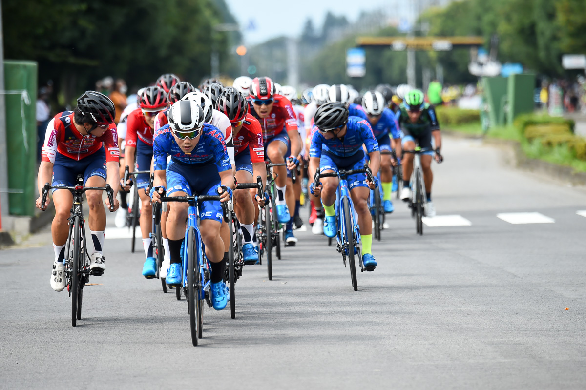 レース終盤 愛三工業レーシングチームやチームブリヂストンサイクリングが集団前方に上がってくる