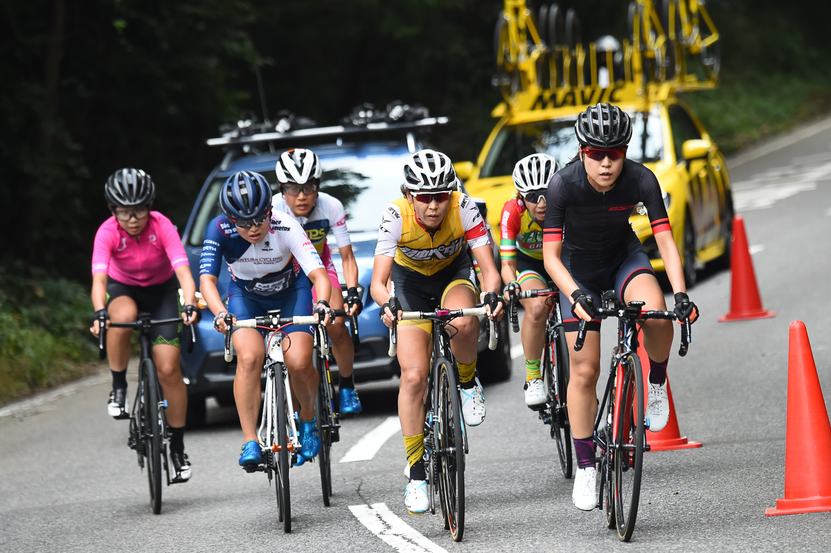 女子 樫木祥子(株式会社オーエンス)、唐見実世子(弱虫ペダルサイクリングチーム)らがペースをあげて人数を絞っていく