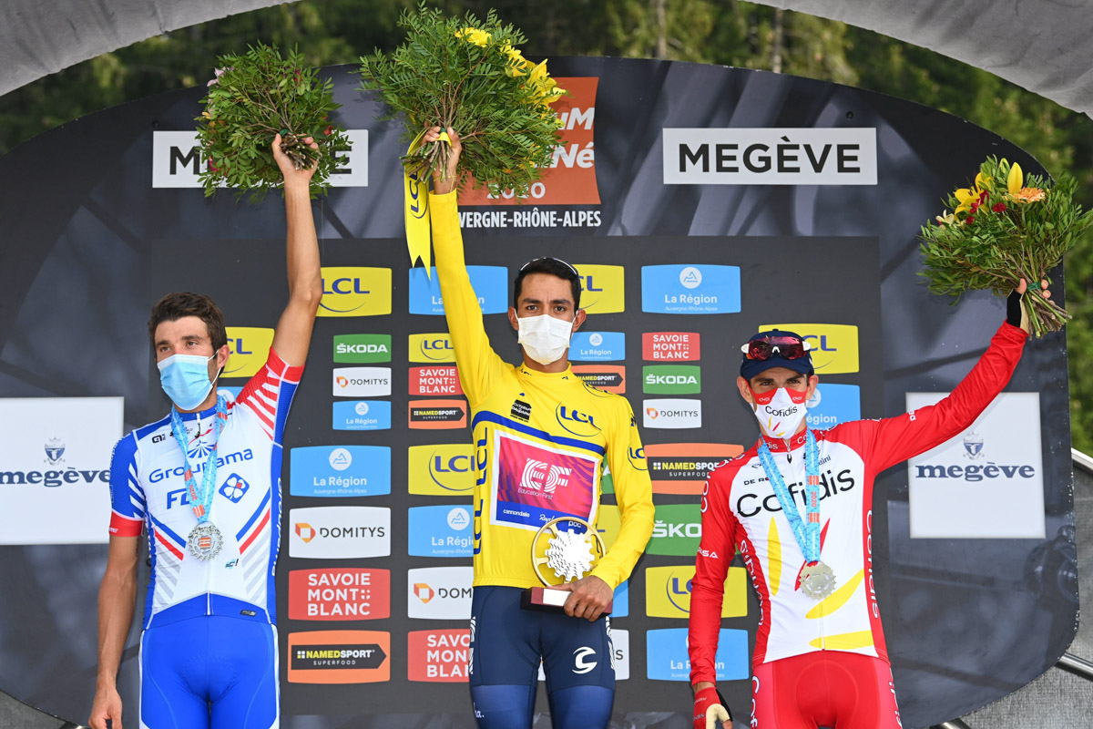 総合表彰台、2位ティボー・ピノ(フランス、グルパマFDJ)、1位ダニエル・マルティネス(コロンビア、EFプロサイクリング)、3位ギヨーム・マルタン(フランス、コフィディス・ソルシオンクレディ)