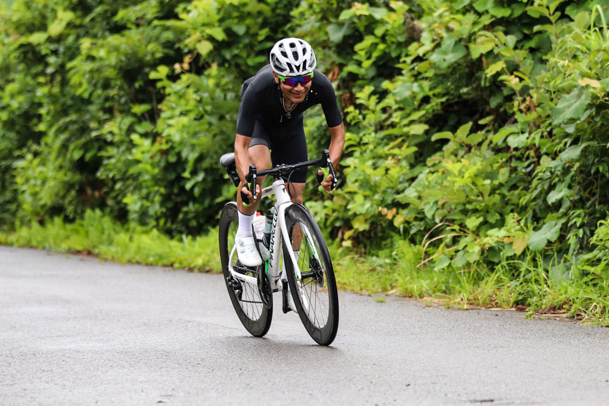 信越の最後の難関・関田峠(1,100m)を登る。すでに250kmを走っても足取りが軽かった