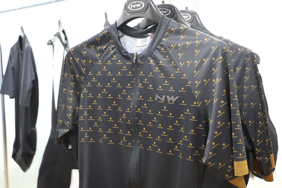 シューズと同じデザインが採用された東京コレクションのジャージ