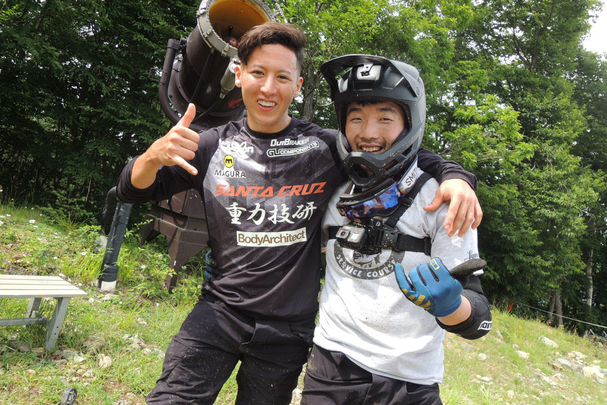 山田淳一選手(左)と「最速店長」ことスクアドラ滋賀守山の涌本正樹さん(右)