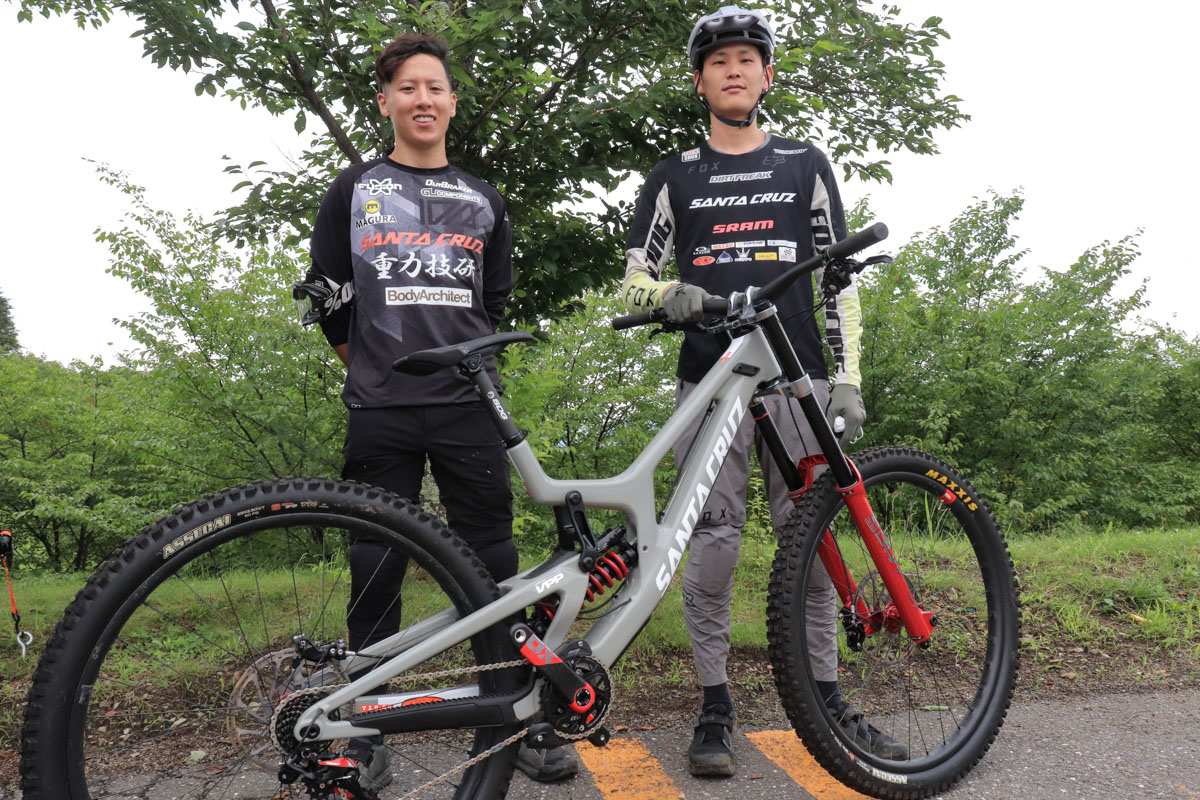 サポートライダーの井本はじめ選手(2017、2018全日本DHチャンピオン)、山田淳一選手がガイドしてくれる