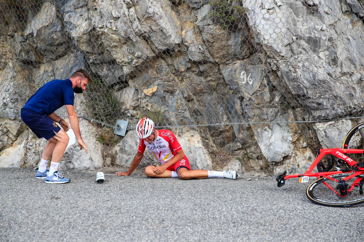 3級山岳レーク峠の下りで落車した暫定山岳賞リーダーのアントニー・ペレス(フランス、コフィディス)