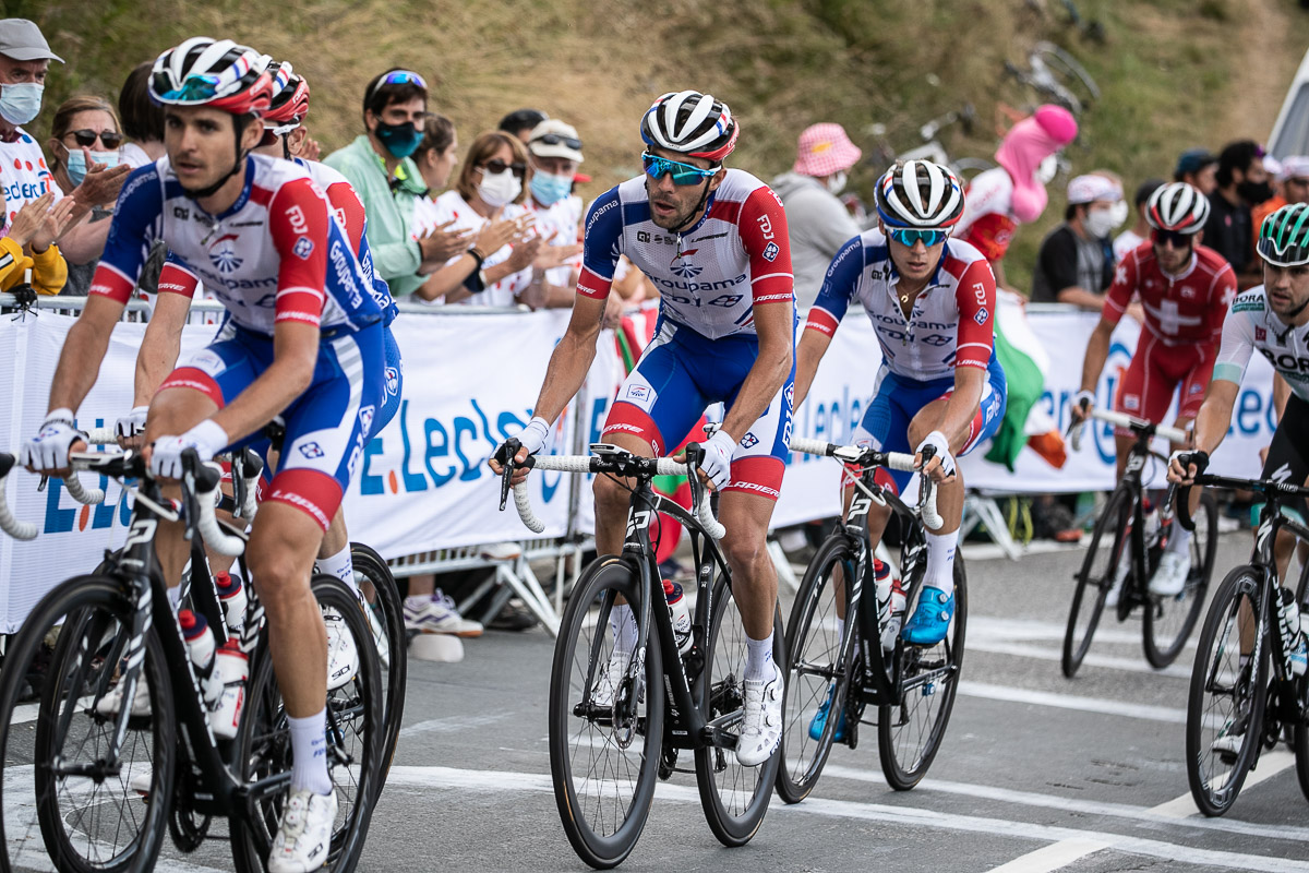 山岳ステージだがディスクブレーキを搭載したバイクを駆るティボー・ピノ(フランス、グルパマFDJ)