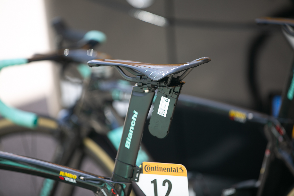 ジョージ・ベネット(ニュージーランド、ユンボ・ヴィスマ)のバイクに装着されていたフィジークのロゴが入った超軽量サドル