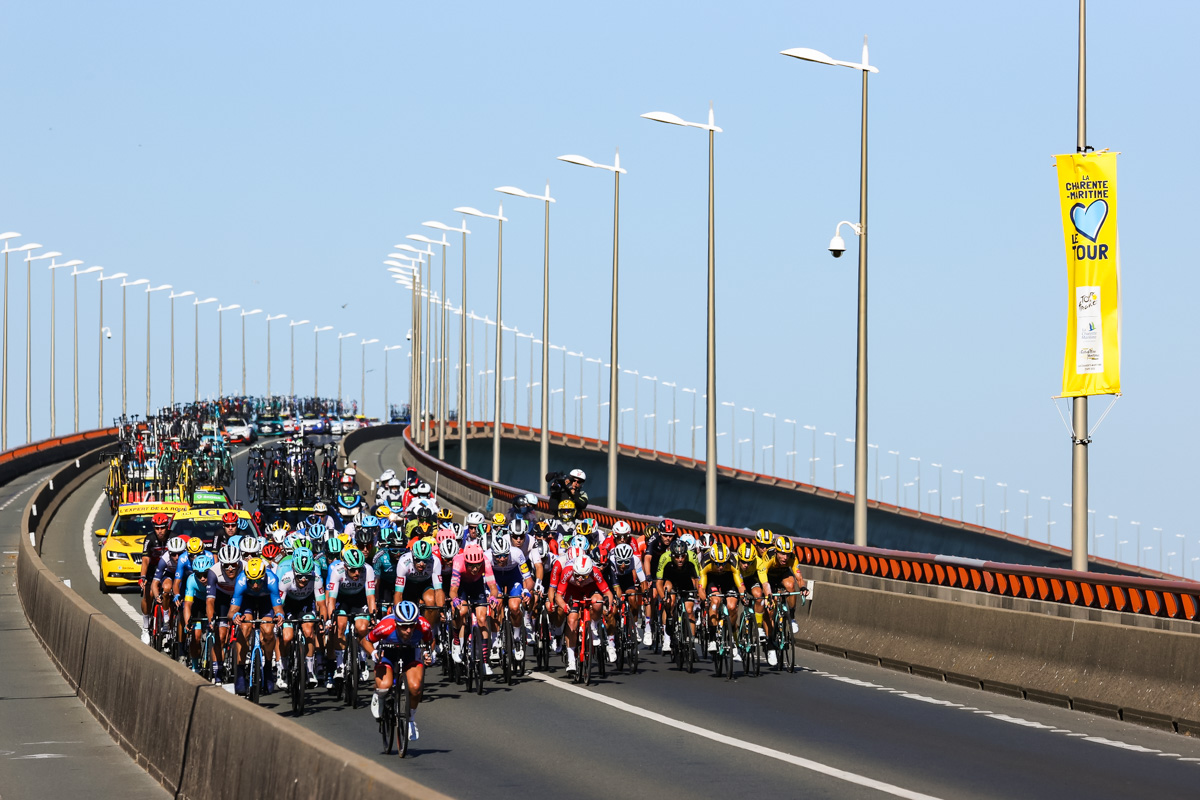 横風吹くレ島橋を渡ってレ島へ