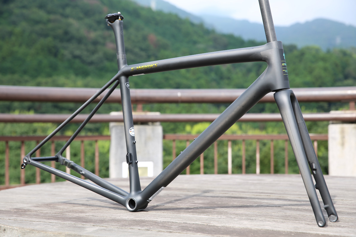 カスタムペイントがしやすいマットブラック&デカールロゴを採用したSatin Carbon/Jet Fuelカラー