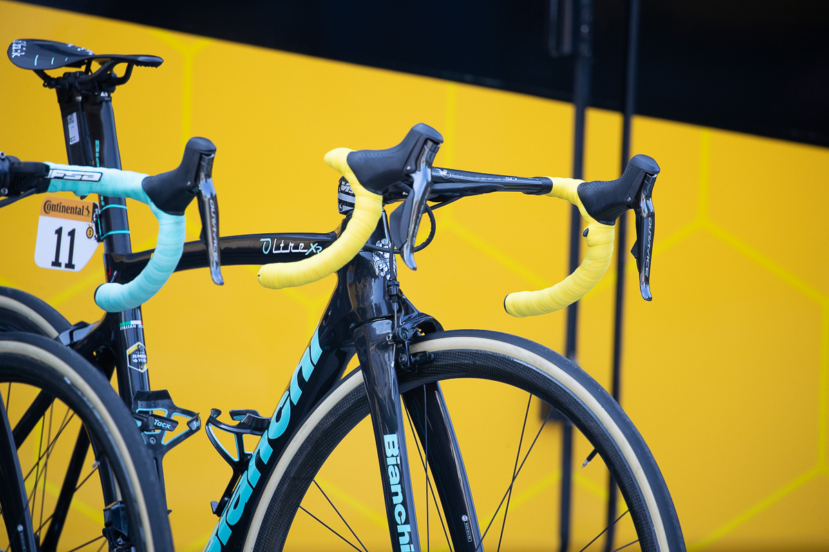 ログリッチ(右)とベネット(左)のバイクにはDi2の増設スイッチがセットされる