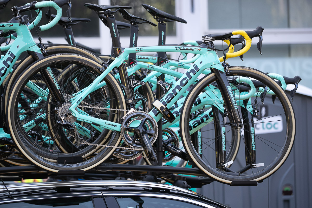 マイヨジョーヌを示すバーテープが巻かれたプリモシュ・ログリッチ(スロベニア、ユンボ・ヴィスマ)のOLTRE XR4