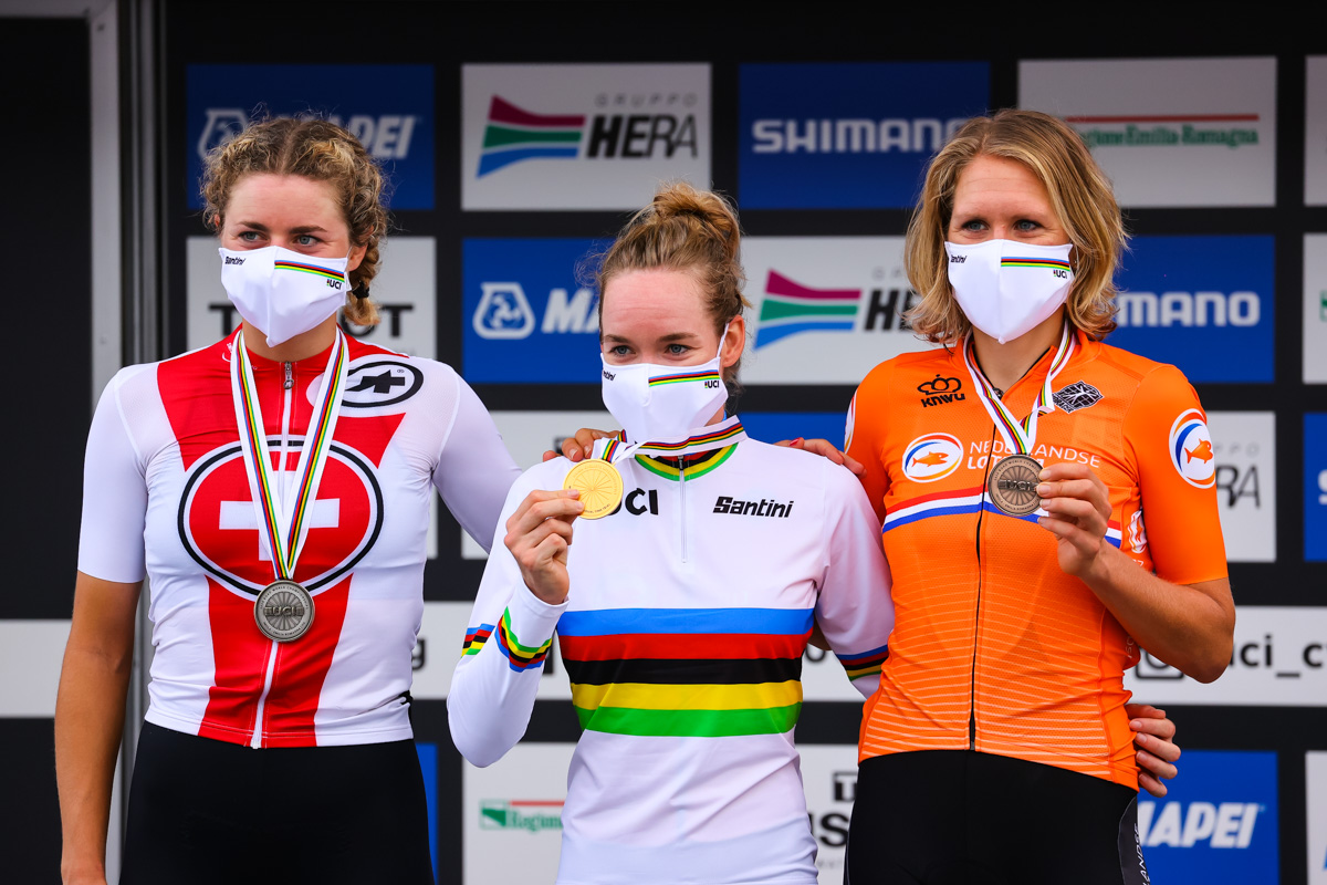 2位マーレン・ローセル(スイス)、1位アンナ・ファンデルブレッヘン(オランダ)、3位エレン・ファンダイク(オランダ)
