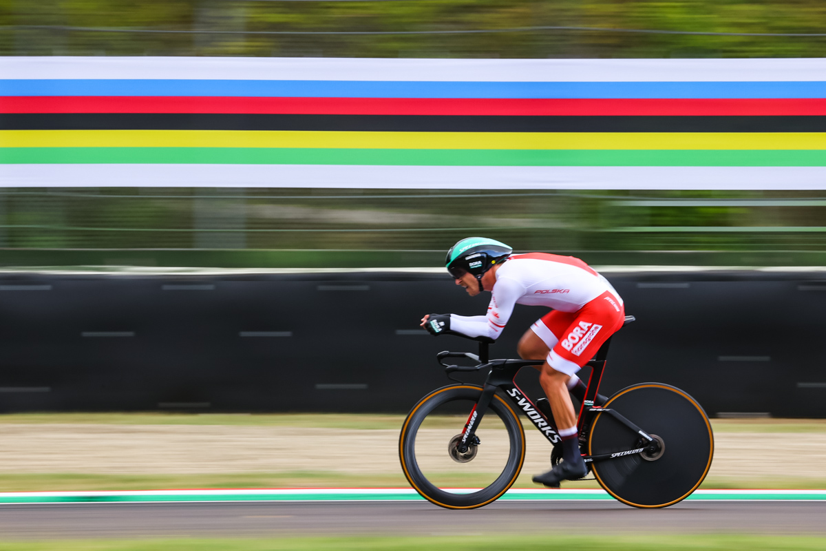 イモラサーキットを駆け抜ける28位のマチェイ・ボドナル(ポーランド)