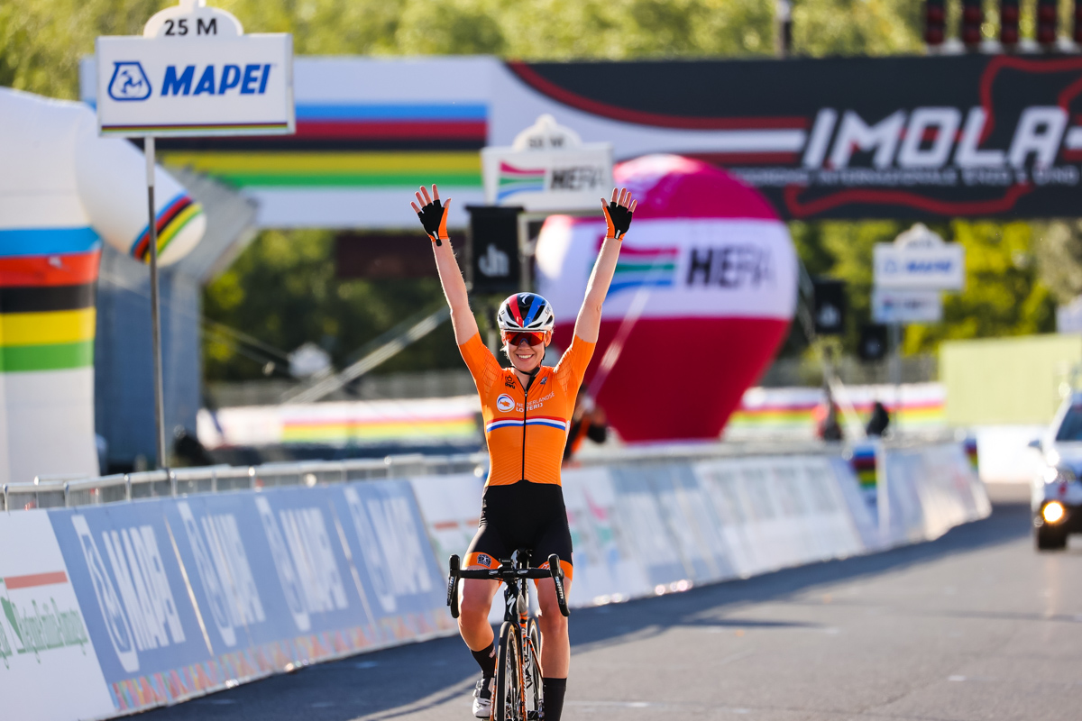 31.7kmの個人TT勝利に続いて41kmの独走勝利を果たしたアンナ・ファンデルブレッヘン(オランダ)