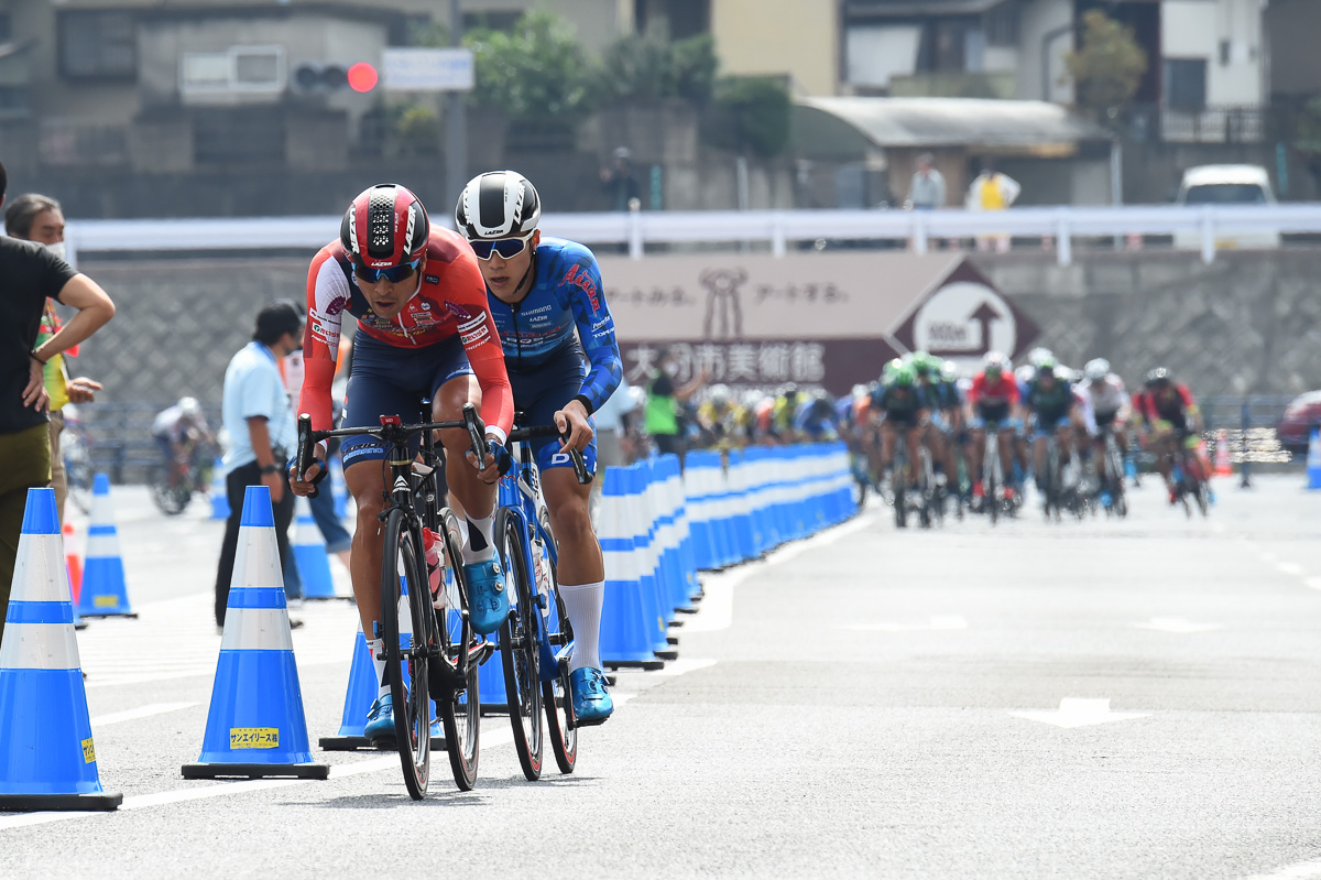 阿部嵩之(宇都宮ブリッツェン)と大前翔(愛三工業レーシングチーム)が序盤から逃げる