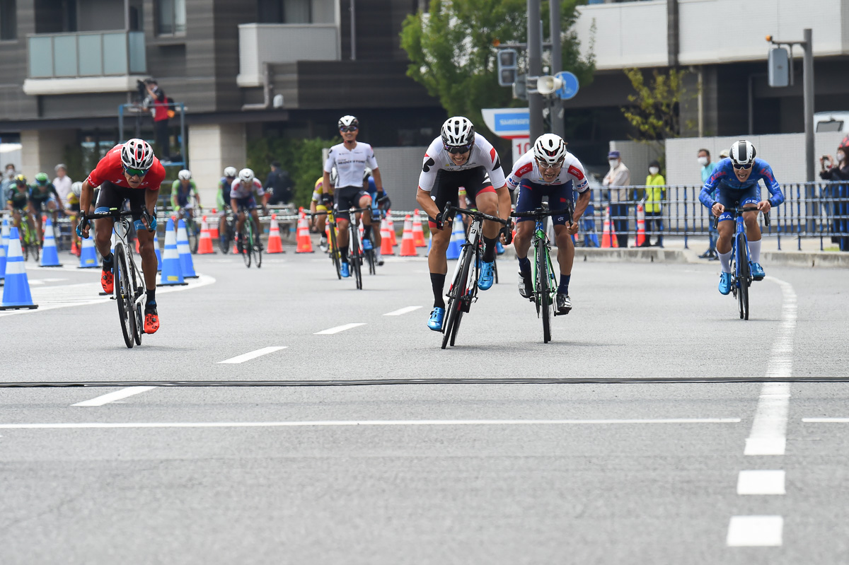 中央から伸びてくる沢田桂太郎(チームブリヂストンサイクリング)のスプリント