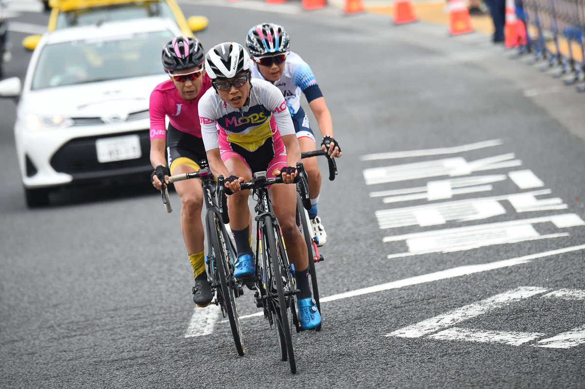 女子 レース中盤までに3名となった先頭集団