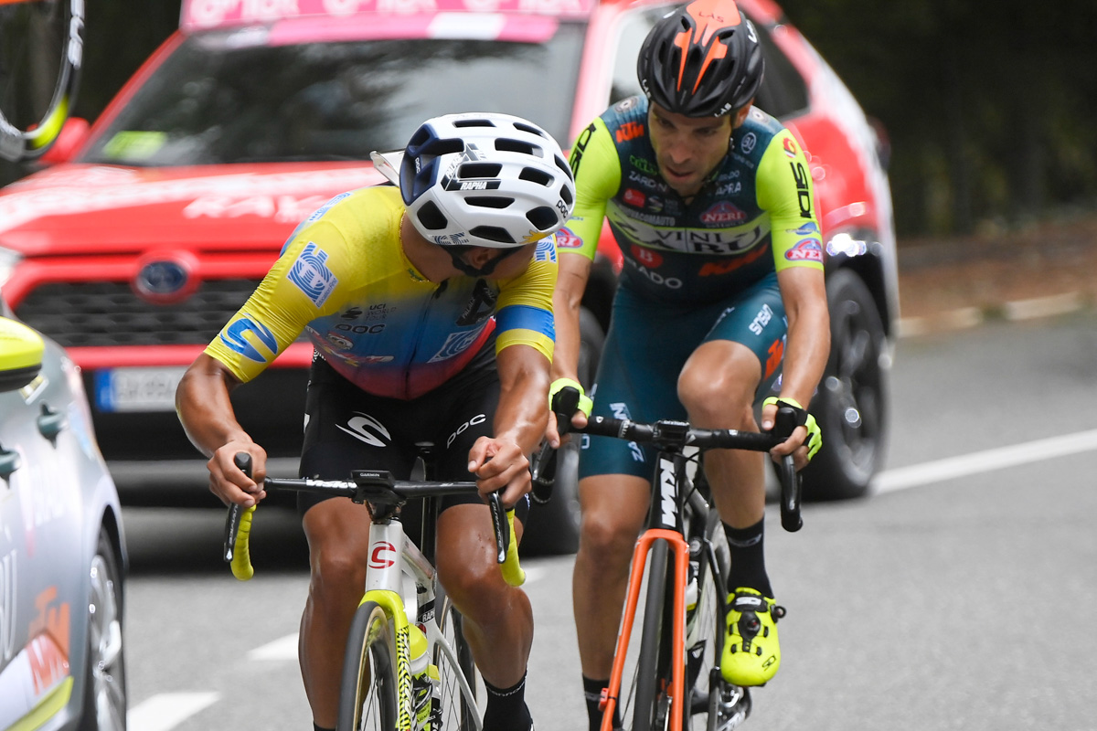 ステージ優勝争いを繰り広げるヨナタン・カイセド(エクアドル、EFプロサイクリング)とジョヴァンニ・ヴィスコンティ(イタリア、ヴィーニザブKTM)