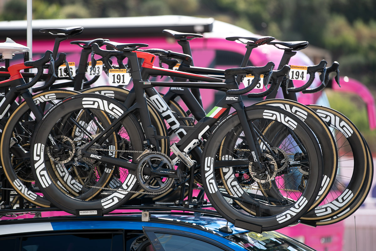 イタリア王者を示すステッカーチューンが施されたジャコモ・ニッツォーロのBMC Timemachine Road