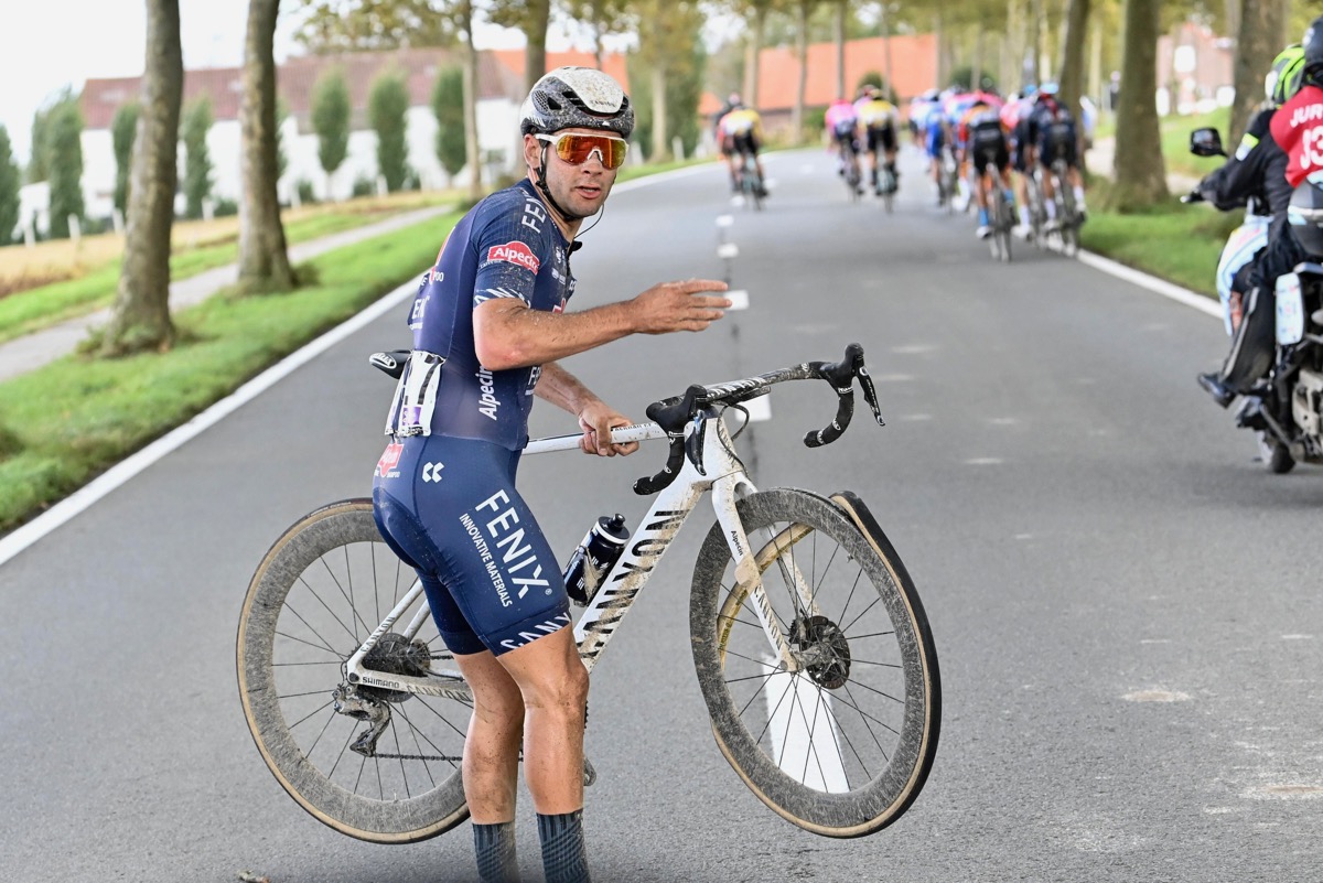 先頭グループでファンデルプールのアシストを担うジャンニ・フェルメルシュ(ベルギー、アルペシン・フェニックス)が落車