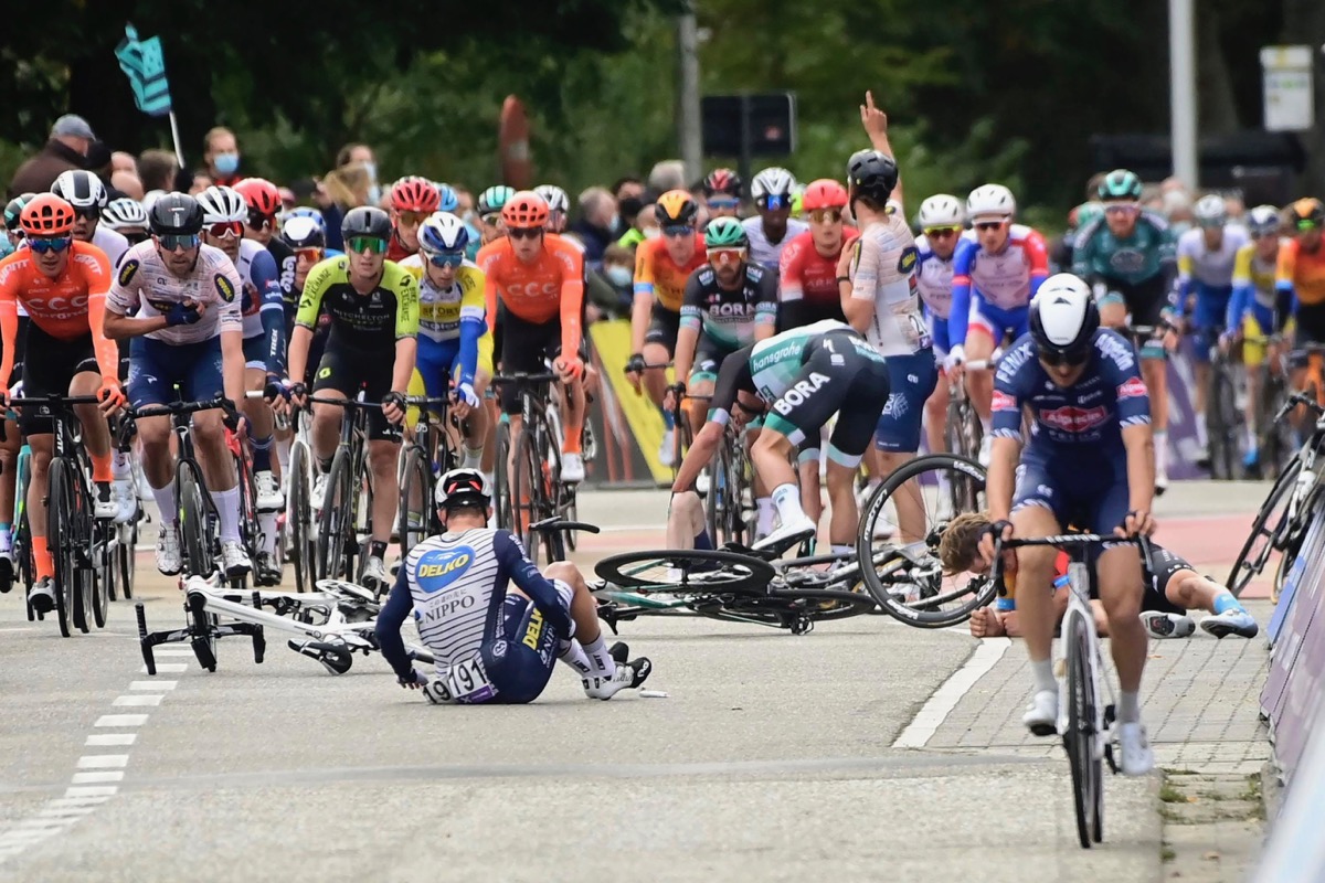 落車に巻き込まれたピエール・バルビエ(フランス、NIPPO・デルコ・ワンプロヴァンス)たち