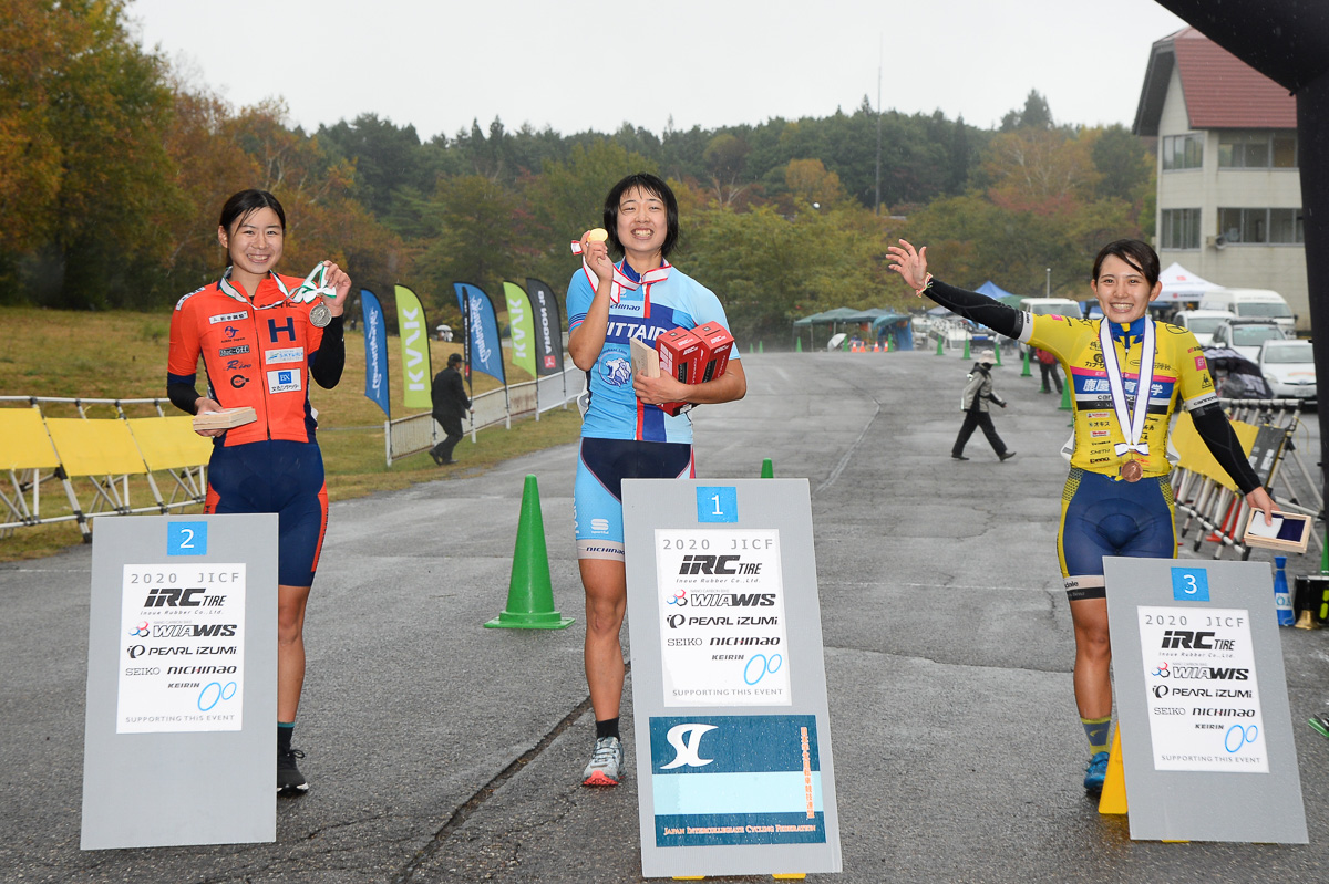 女子 学連登記選手表彰 左から、2位太郎田水桜(法政大学)、1位川口うらら(日本体育大学)、3位成海綾香(鹿屋体育大学)