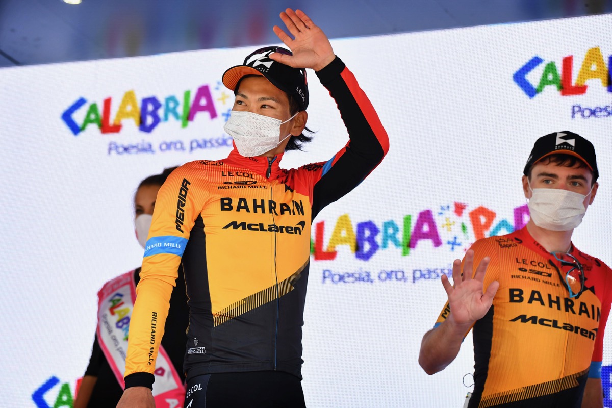 前日のステージのチーム総合で表彰台に上がる新城幸也(日本、バーレーン・マクラーレン)
