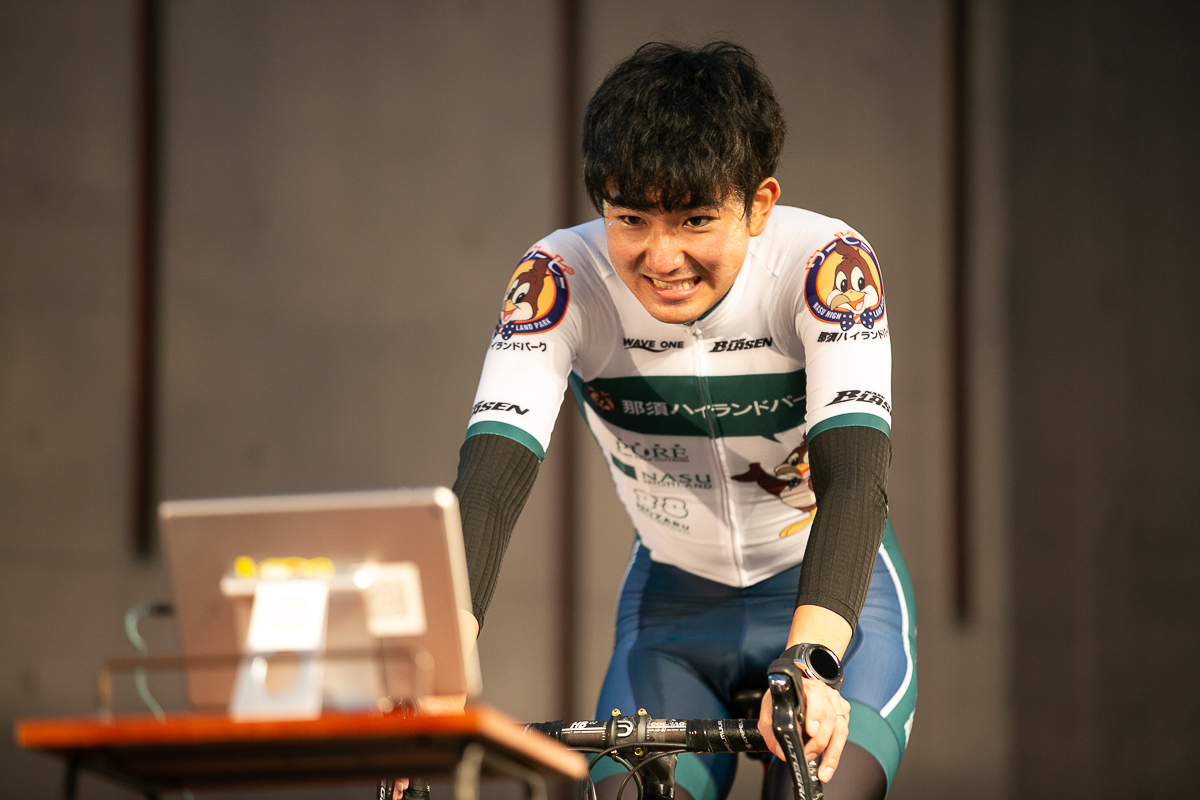 岩井航太(那須ブラーゼン監督)は那須ハイランドパークのジャージで登場
