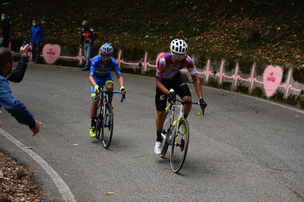 山岳ランキング首位ジョヴァンニ・ヴィスコンティ(イタリア、ヴィーニザブKTM)と2位ルーベン・ゲレイロ(ポルトガル、EFプロサイクリング)が激しく競り合う