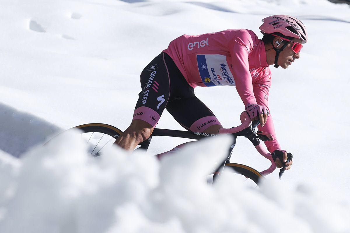 雪の積もった峠道を走るホアン・アルメイダ(ポルトガル、ドゥクーニンク・クイックステップ)