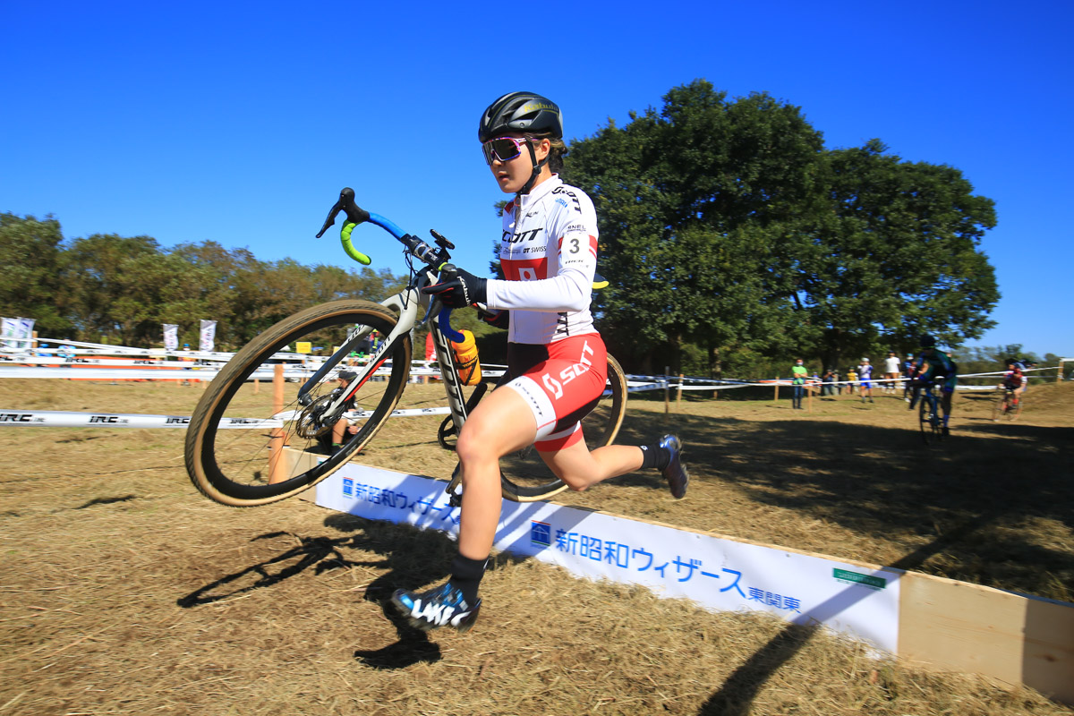 序盤から飛ばしたナショナルチャンピオンジャージを着る松本璃奈(TEAM SCOTT JAPAN)だったが途中リタイアに