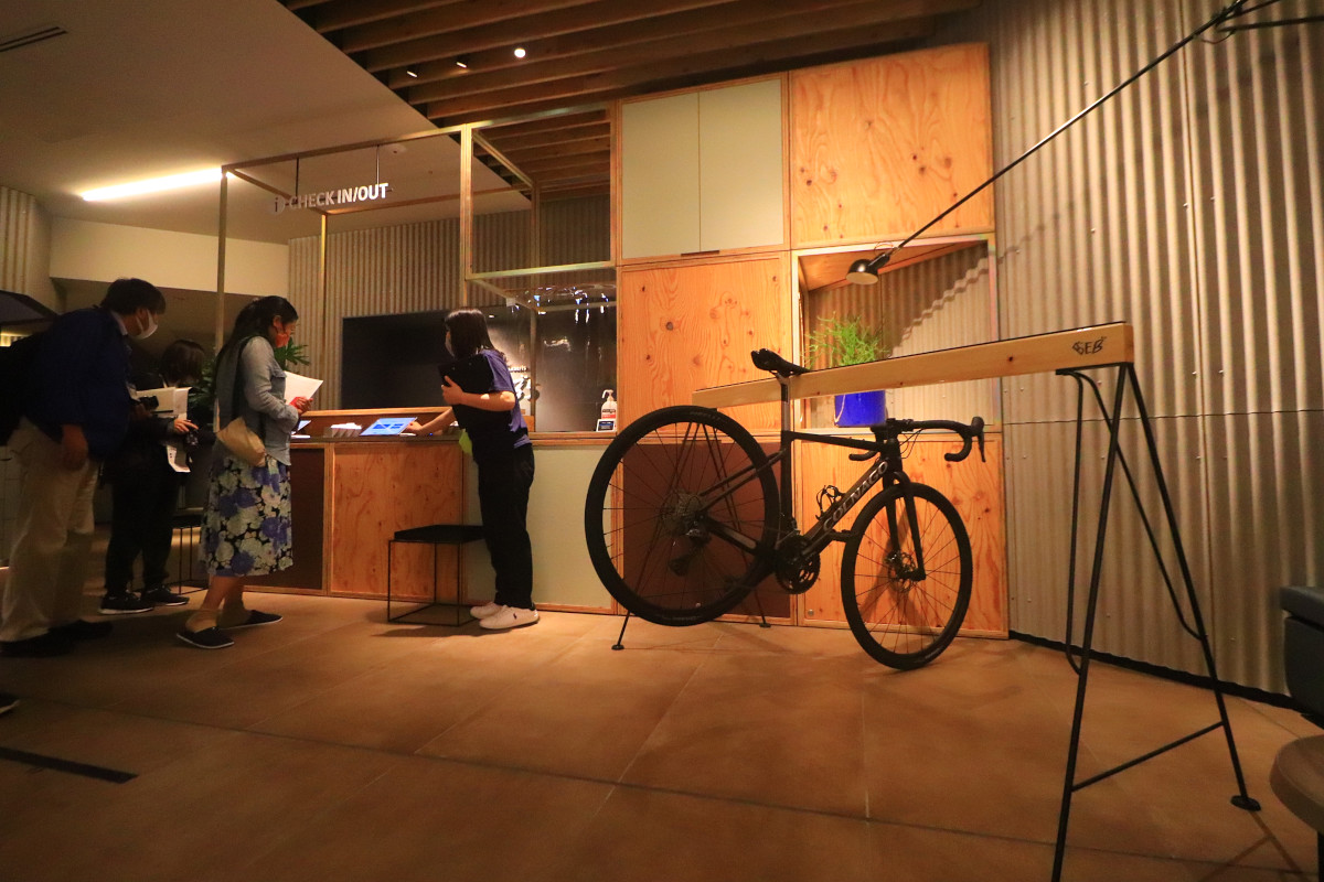 チェックインカウンター横にはサイクルラックが用意される。ここまで押してきた自転車をいったん立てかけ、チェックイン。